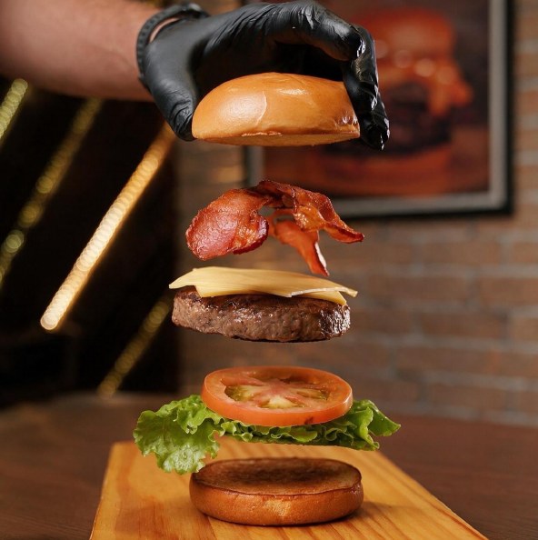 Burger da Melt em camadas: brioche, bacon, queijo, carne, tomate e alface.
