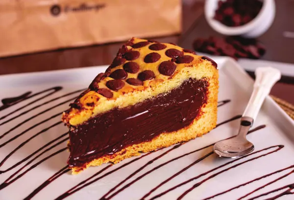 Fatia da Torta Cookie da Melt com recheio de chocolate.